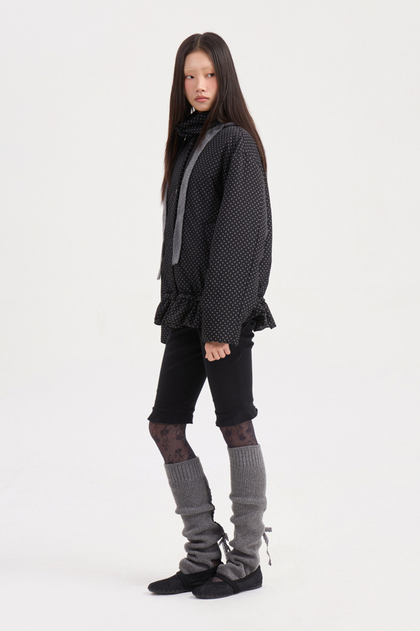 LUCKY CHOUETTE (럭키슈에뜨)의 Chouetties (슈에티) 헴 프릴 패딩 점퍼는 여성스러운 캐주얼룩을 연출하기 좋은 겨울 아우터입니다. 멀티 컬러의 도트와 체크 패턴이 돋보이며, 오버핏으로 편안한 착용감을 선사합니다. 밑단 셔링 디테일과 스트링 조절 기능으로 다양한 스타일 연출이 가능하며, 넉넉한 두께감으로 따뜻하게 착용할 수 있습니다. 일상, 여행룩, 걸리시, 미니멀 스타일 모두 소화 가능한 아이템입니다. 나일론 소재와 스냅 여밈 방식으로 제작되었으며, 솔리드 안감과 긴 소매 기장이 특징입니다.
