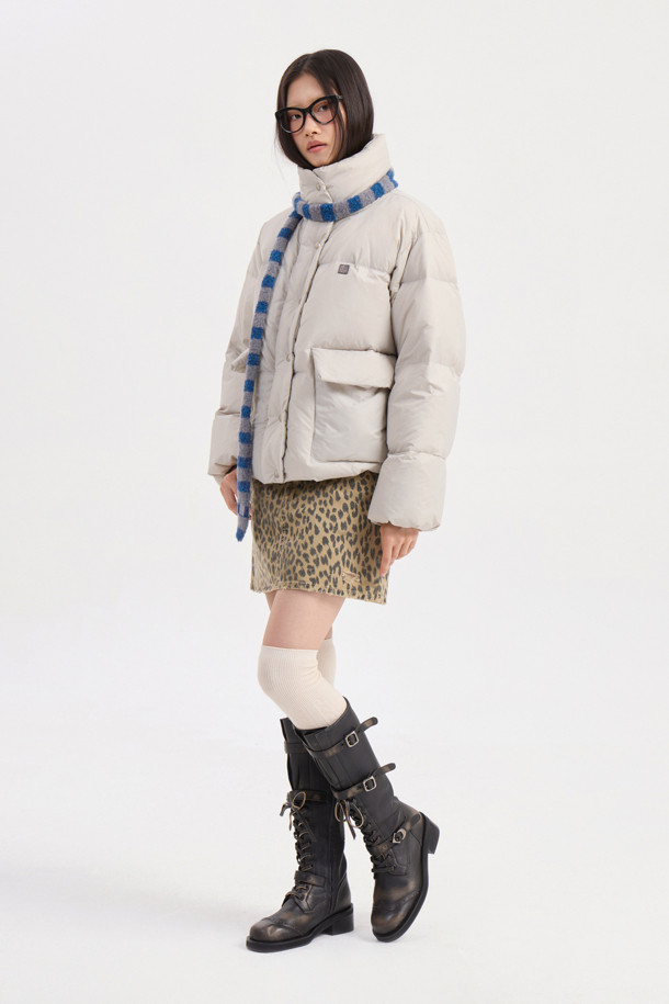 럭키슈에뜨 크롭 덕다운 점퍼는 캐주얼, 빈티지 스타일을 즐기는 분들을 위한 겨울철 필수 아이템입니다. 라이트 베이지 컬러의 무지 디자인으로 어떤 스타일에도 쉽게 매치할 수 있으며, 여행룩, 캠핑룩, 미니멀, 고프코어 스타일 연출에도 적합합니다. 덕다운(솜털 80%, 깃털 20%) 충전재(240g)와 두꺼운 두께감으로 보온성을 높였으며, 루즈핏 크롭 기장으로 트렌디함을 더했습니다. 빅 아웃포켓, 금속 지퍼, 럭키 크레센트 문 모티브 와펜 디테일이 돋보이며, 은은한 광택감이 고급스러운 분위기를 자아내는 긴소매 점퍼입니다.
