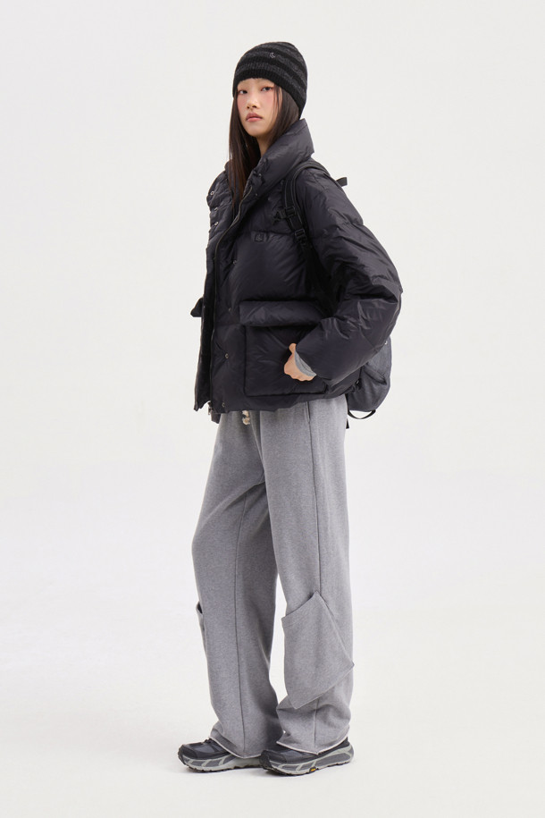 럭키슈에뜨의 Chouetties(슈에티) 크롭 덕다운 점퍼는 겨울철 캐주얼 스타일을 완성하는 여성 의류입니다. 블랙 색상의 무지 디자인으로, 은은한 광택감이 돋보이며 루즈핏의 편안한 착용감을 선사합니다. 덕다운(솜털 80%, 깃털 20%) 충전재(240g)와 빅 아웃포켓, 럭키 크레센트 문 모티브 와펜 디테일이 특징입니다. 지퍼와 스냅 버튼으로 여밈이 가능하며, 긴 소매와 두꺼운 두께감으로 보온성을 높였습니다. 일상에서 따뜻하고 스타일리시하게 연출할 수 있는 아이템입니다.
