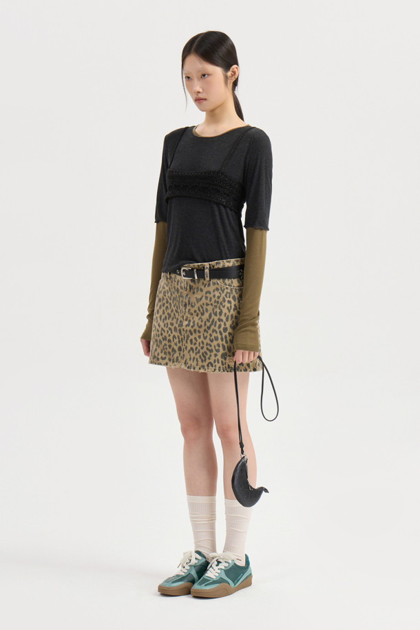 럭키슈에뜨 뷔스티에 니트 탑 (블랙)은 모던한 스타일을 추구하는 여성들을 위한 아이템입니다. 봄, 여름 시즌에 어울리는 크롭 기장의 민소매 디자인으로, 코튼과 레이온 혼방 소재에 망사 패턴이 더해져 시원하고 세련된 느낌을 줍니다. 뒤 끈으로 오픈/클로징이 가능하며, 메탈사가 믹스되어 은은한 포인트를 더합니다. 레귤러핏으로 제작되었으며, 스퀘어넥 라인이 특징입니다. 데이트룩, 카페룩, 여행룩 등 다양한 TPO에 미니멀, 시크, 클래식한 스타일을 연출할 수 있습니다.
