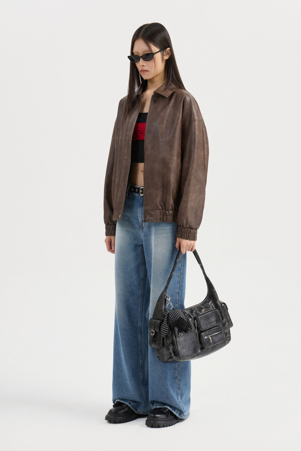 Chouetties by LUCKY CHOUETTE_뷔스티에 니트 탑(레드)은 캐주얼, 로맨틱, 미니멀 스타일을 모두 아우르는 여성 의류입니다. 봄, 여름 시즌에 어울리는 얇은 두께감과 부드러운 촉감의 코튼, 레이온 혼방 소재로 제작되었습니다. 뒷면 끈으로 오픈/클로징이 가능하며, 메탈사가 믹스되어 은은한 포인트를 더합니다. 망사 패턴과 크롭 기장의 민소매 디자인으로, 데이트룩, 카페룩, 휴가룩 등 다양한 TPO에 레이어드하여 개성 있는 스타일을 연출할 수 있습니다. 초승달 모티브 디자인이 돋보이는 슬림핏 뷔스티에 탑입니다.
