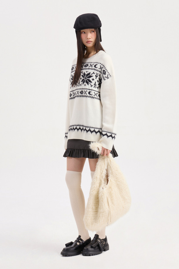 LUCKY CHOUETTE (럭키슈에뜨)의 노르딕 패턴 니트 풀오버 (아이보리)입니다. 부드러운 울 혼방 소재로 제작되어 가을, 겨울 시즌에 따뜻하게 착용할 수 있습니다. 라운드넥에 긴소매, 루즈핏 실루엣으로 편안한 착용감을 선사하며, 캐주얼, 클래식, 미니멀한 스타일을 연출하기 좋습니다. 럭키슈에뜨의 시그니처, Lucky Crescent Moon 모티브가 돋보이며 모임룩으로도 활용 가능한 매력적인 디자인입니다. 두꺼운 두께감으로 보온성을 높였으며, 아이보리 컬러의 노르딕 패턴이 포근한 분위기를 더합니다.
