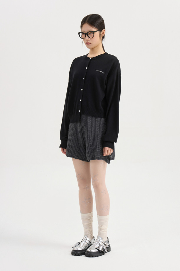 LUCKY CHOUETTE (럭키슈에뜨)의 언밸런스 니트 가디건 (black)입니다. 봄, 가을에 어울리는 캐주얼 스타일의 여성 의류로, 부드러운 아크릴과 코튼 혼방 소재로 제작되어 편안한 착용감을 선사합니다. 라운드넥에 루즈핏으로, 데이트룩 또는 카페룩에 잘 어울립니다. 세 가지 모양의 믹스된 단추와 좌우 언밸런스한 기장, 레터링 자수 포인트가 특징입니다. 미니멀하고 클래식한 무드를 연출하기 좋습니다.
