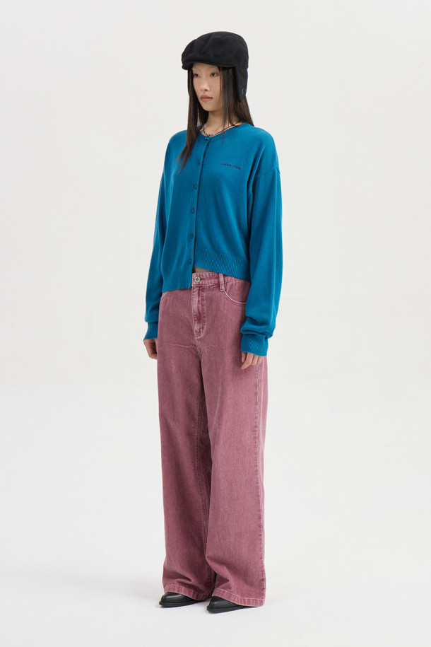 럭키슈에뜨의 Chouetties(슈에티) 언밸런스 니트 가디건 (블루)입니다. 아크릴과 코튼 혼방 소재로 제작되어 부드러운 촉감을 자랑하며, 가을, 겨울 시즌에 따뜻하게 착용할 수 있습니다. 캐주얼 스타일의 라운드넥 긴소매 가디건으로, 언밸런스한 기장감과 레터링 패턴이 특징입니다. 세 가지 모양의 믹스 단추 디테일이 돋보이며, 루즈핏으로 편안하게 착용 가능한 데일리 아이템입니다.
