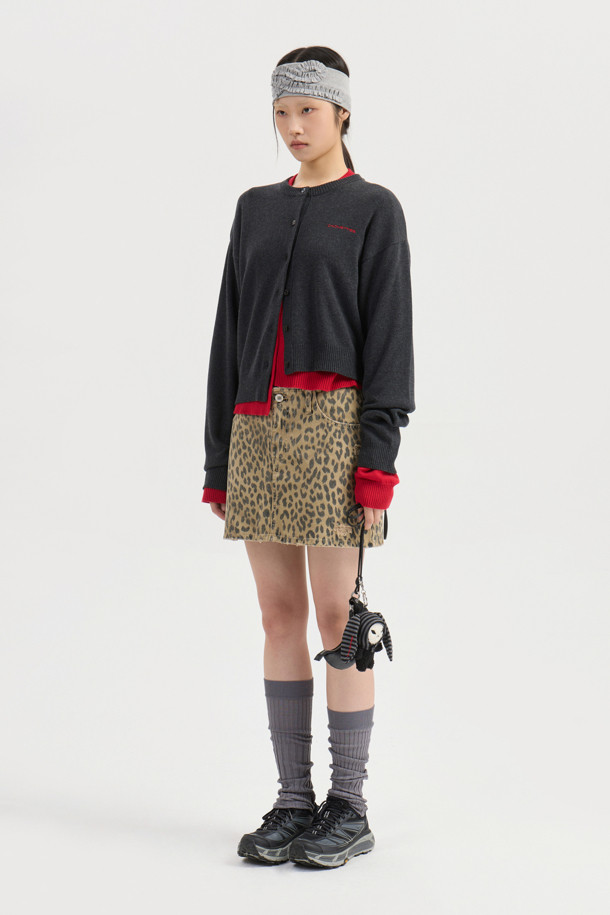 Chouetties by LUCKY CHOUETTE(슈에티 바이 럭키슈에뜨)_언밸런스 니트 가디건(다크 그레이)은 캐주얼한 스타일의 여성 니트 가디건입니다. 가을, 겨울에 착용하기 좋으며, 라운드넥에 루즈핏으로 편안하게 연출할 수 있습니다. 다크 그레이 컬러의 중간 두께 니트 소재로 제작되었으며, 언밸런스한 기장과 자수 레터링 포인트가 특징입니다. 세 가지 모양의 단추 디테일로 포인트를 더했으며, 데일리룩, 카페룩, 쇼핑룩 등 다양하게 활용 가능합니다. 아크릴과 코튼 혼방 소재로 제작되어 부드러운 촉감을 선사합니다.
