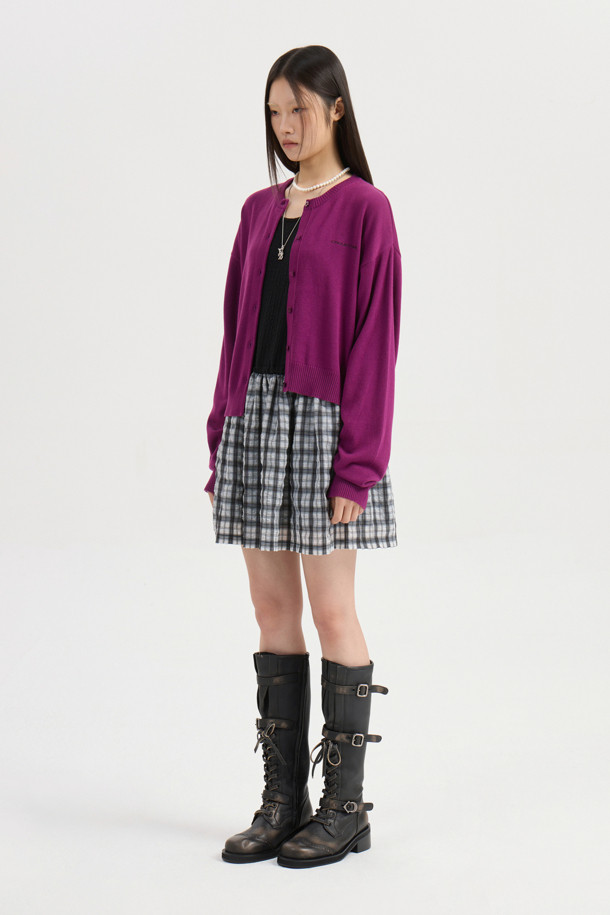 [Re-Order] 럭키슈에뜨_언밸런스 니트 가디건 (퍼플)은 부드러운 아크릴과 코튼 혼방 소재로 제작되어 봄, 가을에 착용하기 좋은 여성 니트 가디건입니다. 라운드넥에 긴 소매, 루즈핏으로 편안한 착용감을 선사하며, 언밸런스 기장과 레터링 자수 포인트가 캐주얼한 무드를 더합니다. 세 가지 모양의 믹스된 단추가 디자인의 묘미를 살리고, 데이트룩, 카페룩, 봄 소풍룩 등 다양한 TPO에 활용 가능합니다. 미니멀, 로맨틱 스타일을 선호하는 분들께 추천하며, 캐주얼한 스타일링에 포인트를 더해줍니다.
