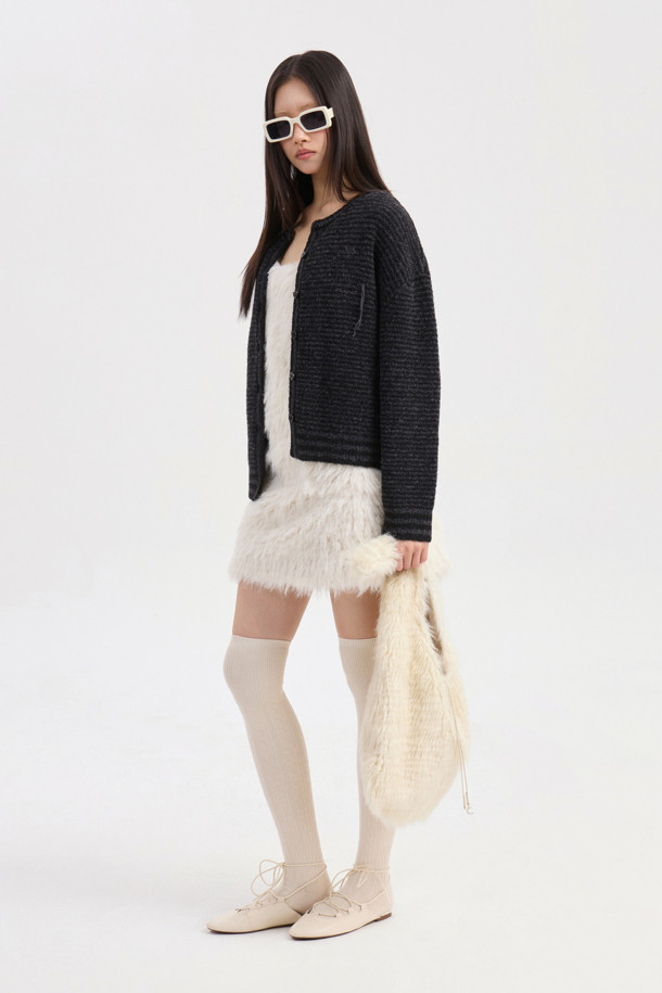 LUCKY CHOUETTE (럭키슈에뜨)의 Chouetties Unbalance Stripe 니트 가디건 (블랙)입니다. 울 소재의 두꺼운 두께감으로 가을, 겨울 시즌에 따뜻하게 착용할 수 있습니다. 캐주얼 스타일의 라운드넥 긴소매 크롭 기장 니트 가디건으로, 언밸런스한 기장과 스트라이프 패턴이 특징입니다. 싱글 버튼 여밈 방식이며, 럭키 슈에뜨의 시그니처, Lucky Crescent Moon 자수 포인트와 하트 모양 버튼 디테일로 포인트를 더했습니다. 데이트룩, 모임룩 등 다양한 TPO에 캐주얼, 클래식, 미니멀 스타일로 연출하기 좋습니다.
