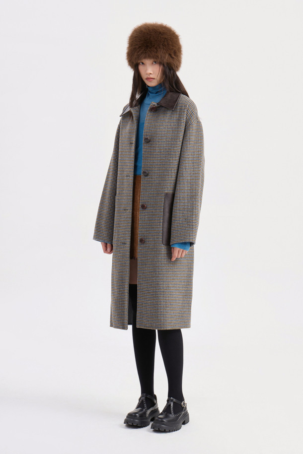 브라운 컬러의 Fake Leather Collar Check 롱 코트입니다. 클래식 무드의 체크 패턴과 코쿤핏으로 세련된 실루엣을 연출합니다. 두꺼운 두께감과 부드러운 촉감의 인조 가죽과 체크 원단 소재로 제작되었으며, 롱 코트 타입으로 가을, 겨울 시즌에 따뜻하게 착용할 수 있습니다. 카라와 포켓 부분의 워시드 가죽 디테일, 럭키 로고 패턴 안감, 두 종류의 버튼 믹스가 돋보입니다. 오피스룩, 모임룩, 데이트룩 등 다양한 TPO에 클래식, 미니멀, 시크 스타일로 활용해보세요.
