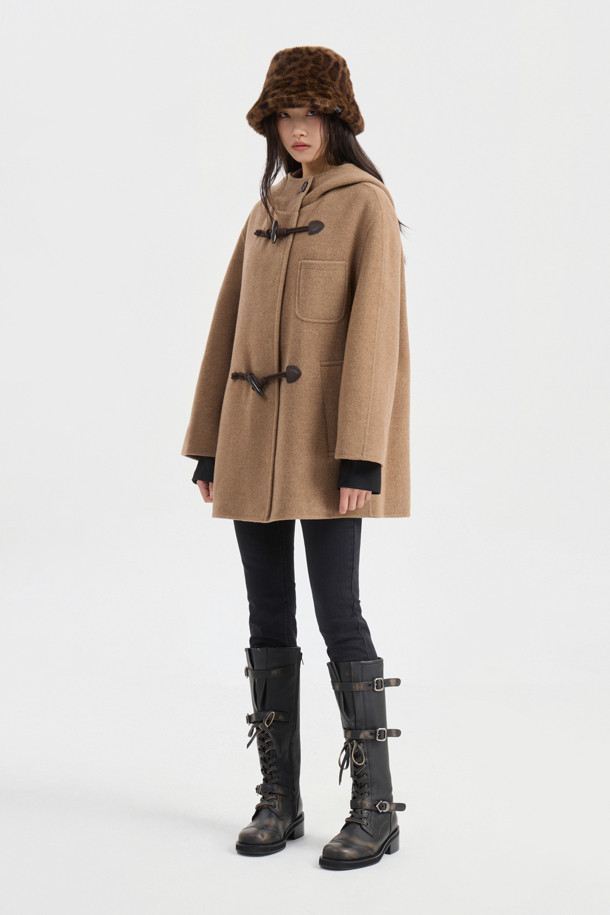 캐시미어 소재의 부드러운 촉감이 돋보이는 토글 후드 코트입니다. 낙타색(camel) 컬러의 루즈핏 디자인으로, 가을과 겨울에 따뜻하고 편안하게 착용할 수 있습니다. 히든 스냅과 토글 여밈 방식을 갖추었으며, 긴 소매와 하프 기장으로 제작되었습니다. 코트 안감에는 럭키(LUCKY) 로고 패턴이 적용되어 캐주얼하면서도 클래식한 무드를 연출합니다.
