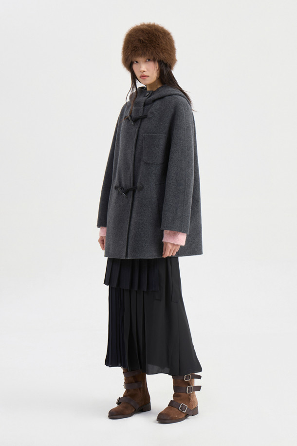 **토글 후드 코트 (grey)**는 캐시미어와 울 소재 혼방으로 제작되어 부드러운 촉감과 두꺼운 두께감으로 따뜻함을 선사하는 여성용 후드 코트입니다. 루즈핏 디자인과 하프 기장으로 편안한 착용감을 제공하며, 캐주얼, 클래식, 미니멀 스타일 모두 소화 가능합니다. 히든 스냅과 토글 여밈 방식, 긴소매 디자인으로 실용성을 더했으며, 안감에는 LUCKY 로고가 더해져 고급스러움을 더했습니다. 출근룩과 모임룩 모두에 어울리는 활용도 높은 아이템으로, 필링에 유의하여 관리하면 오랫동안 즐겨 입을 수 있습니다.
