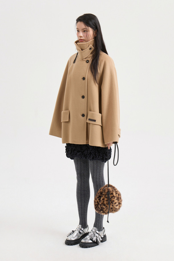 [Re-Order] 버클 칼라 하프 코트는 여성 고객을 위한 아우터입니다. 가을과 겨울에 착용하기 좋으며, 클래식하고 베이직한 스타일을 연출합니다. 라이트 베이지 컬러의 무지 디자인으로, 힙을 덮는 하프 기장감과 오버핏으로 편안하게 착용할 수 있습니다. 캐시미어 10% 블렌디드 소재로 부드러운 촉감을 선사하며, 빅 사이즈 아웃포켓과 럭키 로고 패턴 안감으로 포인트를 더했습니다. 출근룩, 오피스룩, 모임룩 등 다양한 TPO에 활용 가능하며, 클래식, 미니멀, 시크 스타일을 즐기는 고객에게 추천합니다.
