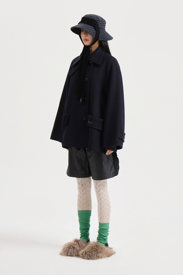 다크 네이비 컬러의 버클 칼라 하프 코트입니다. 캐시미어 10%와 울 소재를 혼방하여 부드러운 촉감을 선사하며, 가을과 겨울에 따뜻하게 착용할 수 있습니다. 힙을 덮는 하프 기장과 오버핏 디자인으로 편안하면서도 세련된 스타일을 연출해 줍니다. 버튼과 버클 여밈 방식, 빅 사이즈 아웃포켓 디테일이 돋보이며, 안감에는 LUCKY 로고 패턴이 적용되어 있습니다. 클래식, 캐주얼, 미니멀한 무드의 겨울 데일리룩, 오피스룩, 모임룩에 활용하기 좋습니다.
