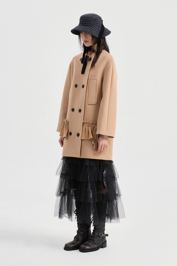 **라운드 넥 프릴 디테일 더블 코트 (베이지)**는 가을과 겨울, 여성의 우아함을 돋보이게 할 코트입니다. 부드러운 캐시미어와 울 소재, 두꺼운 두께감으로 포근하고 고급스러운 착용감을 선사합니다. 페미닌하고 클래식한 무드를 연출하며, 루즈핏 디자인과 하프 기장으로 편안함을 더했습니다. 더블 버튼 여밈 방식과 프릴, 리본 디테일, 로고 단추, 로고 패턴 안감으로 섬세한 디자인을 강조했습니다. 오피스룩, 출근룩, 모임룩 등 다양한 TPO에 클래식, 미니멀, 로맨틱 스타일로 매치하여 세련된 분위기를 연출해보세요.
