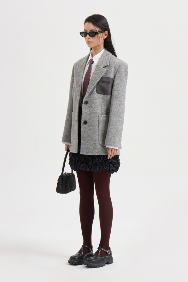 세련된 무드의 Suede Pocket 재킷형 코트(grey)입니다. 알파카, 캐시미어, 스웨이드 혼방 소재로 제작되어 가볍고 따뜻하며, 가을, 겨울 시즌에 착용하기 좋습니다. 매니쉬, 캐주얼, 유니크한 스타일을 연출하며, 헤링본 패턴과 힙 기장의 오버핏으로 트렌디함을 더했습니다. 소뿔 단추, 스웨이드 포켓, 가죽 와펜 장식, 레터링 테이프, 턴업 소매, 럭키 로고 패턴 안감 디테일이 돋보입니다. 겨울 데일리룩, 모임룩, 출근룩 등 다양한 TPO에 캐주얼, 클래식, 미니멀한 무드로 활용할 수 있습니다.
