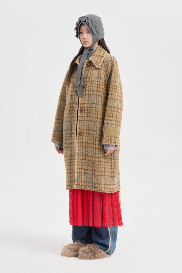 **Handlee 자수 체크 코트 (브라운)**는 가을과 겨울, 당신의 스타일을 책임질 여성용 코트입니다. 부드러운 알파카 혼방 소재와 두꺼운 두께감으로 따뜻하고 포근한 착용감을 선사하며, 무릎 기장의 코쿤핏으로 편안하면서도 세련된 실루엣을 연출합니다. 캐주얼, 클래식, 미니멀 스타일 모두 소화 가능한 활용도 높은 아이템으로, 출근룩이나 모임룩에 돋보이는 포인트를 더해줍니다. 브라운 컬러의 체크 패턴에 자수 장식과 LUCKY 로고 패턴 안감, 카라 디테일, 혼합 단추를 사용하여 디테일까지 놓치지 않았습니다.
