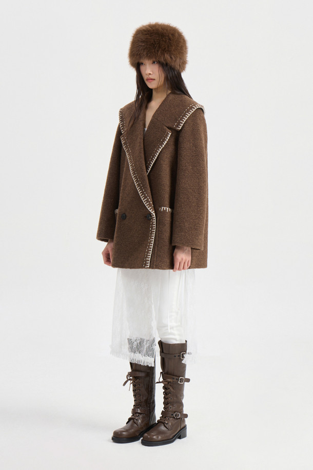 세일러 디자인의 스티치 자수 브라운 코트입니다. 울 소재에 두꺼운 두께감으로 가을, 겨울 시즌 따뜻하게 착용 가능하며, 오버핏으로 제작되어 편안한 착용감을 선사합니다. 와이드 카라와 핸드 스티치 장식이 돋보이며, 'LUCKY' 로고 패턴 안감으로 세련된 포인트를 더했습니다. 클래식, 캐주얼, 미니멀 스타일을 모두 소화하며, 출근룩과 모임룩에 활용하기 좋습니다. 싱글 버튼 여밈 방식으로 간편하게 스타일링할 수 있는 하프 기장의 긴 소매 코트입니다.
