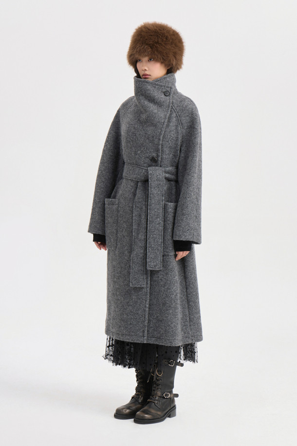 세련된 무드의 여성용 "Asymmetry Collar Long Coat" (그레이)입니다. 울 소재로 제작되어 부드럽고 폭신한 촉감과 함께 가을, 겨울 시즌 따뜻하게 착용할 수 있습니다. 비대칭 카라 디자인과 롱 기장, 여유로운 스트레이트 핏으로 스타일리시함과 모던함을 동시에 연출합니다. 안감에는 "LUCKY" 로고 패턴이 더해져 고급스러운 포인트를 더했으며, 앞 중심 단추 클로징으로 간편하게 착용 가능합니다. 출근룩, 오피스룩, 모임룩 등 다양한 TPO에 클래식, 미니멀, 시크한 스타일로 연출해보세요.
