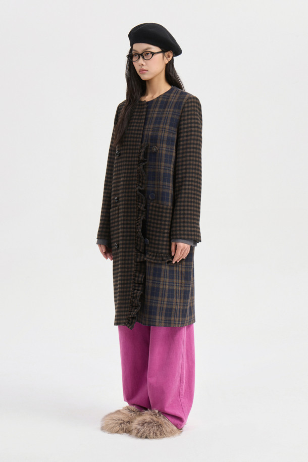 센터 프릴 라운드 넥 코트 (멀티 컬러)는 페미닌하고 캐주얼한 스타일을 동시에 연출할 수 있는 여성용 코트입니다. 가을과 겨울에 어울리는 두꺼운 울 소재로 제작되어 부드러운 촉감을 선사하며, 오버핏 롱 기장으로 편안한 착용감을 제공합니다. 체크 패턴과 드롭 숄더, 프릴 디테일이 특징이며, 금속 단추와 로고 패턴 안감, 포켓 디테일로 세련됨을 더했습니다. 싱글 버튼 여밈 방식의 라운드 넥 코트로, 데이트룩, 모임룩, 출근룩 등 다양한 TPO에 클래식, 캐주얼, 미니멀 스타일로 활용 가능합니다.
