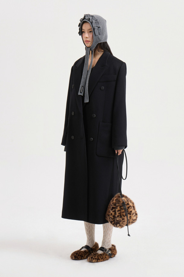 [Atelier] 갱 칼라 더블 롱 코트 (블랙)는 시크하고 미니멀한 스타일을 추구하는 여성들을 위한 아우터입니다. 가을과 겨울, 출근룩, 오피스룩, 겨울 데일리룩에 어울리는 이 코트는 부드러운 캐시미어와 울 소재로 제작되어 뛰어난 착용감을 선사합니다. 갱 칼라 디자인과 럭키슈에뜨 로고 소뿔 단추, 자수 디테일이 고급스러움을 더하며, ATELIER 컬렉션 로고 패턴 안감으로 소장 가치를 높였습니다. 박시핏의 롱 기장, 더블 버튼 여밈 방식의 더블 코트로, 시크하고 클래식한 스타일을 완성해보세요.
