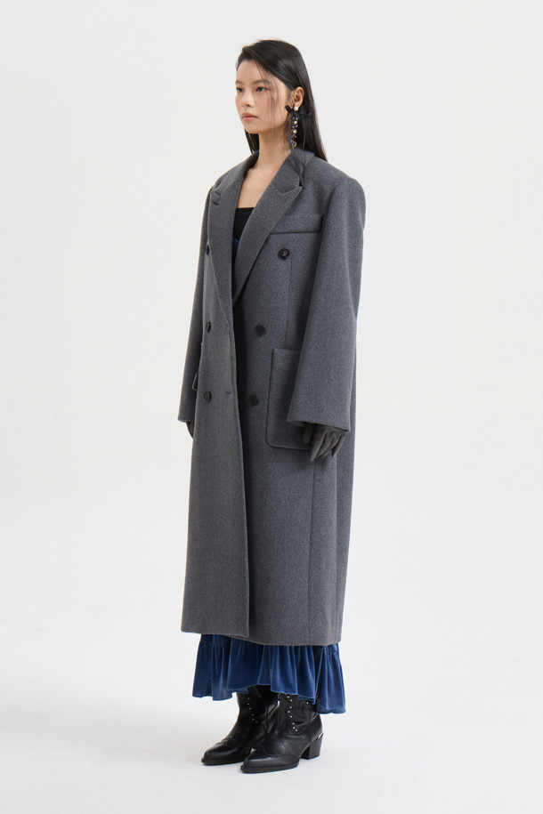 [Atelier] 갱 칼라 더블 롱 코트 (다크 그레이)는 시크하고 심플한 스타일을 추구하는 당신을 위한 겨울 아우터입니다. 캐시미어와 울 혼방 소재로 제작되어 부드러운 촉감과 우수한 보온성을 자랑하며, 롱 기장과 박시 핏으로 세련된 실루엣을 연출합니다. 더블 버튼 여밈 방식과 갱 칼라 디자인이 특징이며, 럭키슈에뜨 로고 소뿔 단추와 자수 디테일로 고급스러움을 더했습니다. [Atelier] 컬렉션 로고 패턴 안감으로 완성도를 높인 이 코트는 겨울 데일리룩, 오피스룩, 모임룩 등 다양한 TPO에 활용하기 좋습니다.
