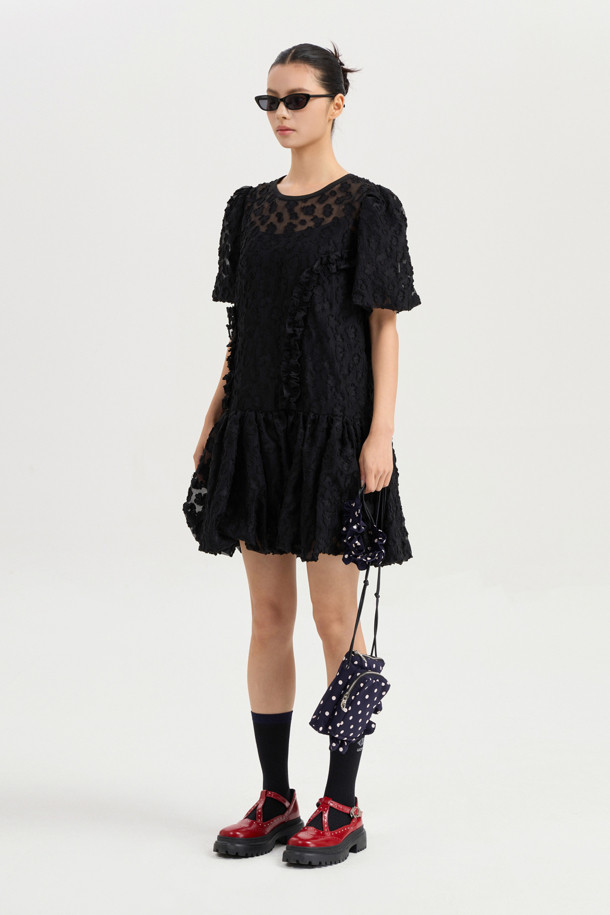 볼륨 슬리브 자카드 드레스 (블랙)는 페미닌하고 클래식한 무드를 자아내는 여성용 미니 원피스입니다. 봄, 여름, 가을 시즌에 어울리는 얇은 두께감과 부드러운 촉감의 자카드 소재로 제작되었습니다. A라인 핏에 라운드넥 디자인, 볼륨 슬리브 소매 기장이 특징이며, 속슬립이 포함되어 편안하게 착용할 수 있습니다. 데이트룩, 카페룩, 모임룩 등 다양한 TPO에 잘 어울리며, 클래식, 미니멀, 로맨틱 스타일을 즐기는 분들께 추천합니다. 뒷넥 단추 여밈과 레이어드 가능한 디자인으로 활용도를 높였습니다.
