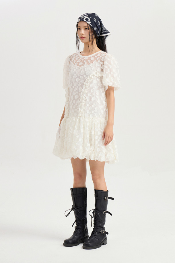 볼륨 슬리브 자카드 원피스 (아이보리)는 페미닌하고 클래식한 무드를 연출하는 여성 미니 원피스입니다. 봄, 여름 시즌에 어울리는 얇은 두께감과 부드러운 촉감의 자카드 소재로 제작되었으며, A라인 치마 핏과 미니 기장으로 사랑스러운 실루엣을 선사합니다. 볼륨감 있는 소매와 입체적인 자카드 패턴이 돋보이며, 라운드넥 디자인에 뒷넥 단추 여밈으로 간편하게 착용할 수 있습니다. 데이트룩, 카페룩, 모임룩 등 다양한 TPO에 맞춰 클래식, 미니멀, 로맨틱한 스타일을 연출해보세요. 속슬립이 포함되어 있어 비침 걱정 없이 편안하게 즐길 수 있습니다.
