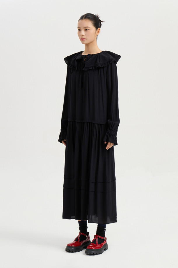 세일러 카라 원피스 (블랙)는 페미닌하면서도 캐주얼한 무드를 연출하는 여성 의류입니다. 폴리 크레이프 소재로 제작되어 깔끔한 촉감을 선사하며, 사계절 내내 착용 가능합니다. 롱 기장의 루즈핏으로 편안한 착용감을 제공하며, 허리 스트링 디테일로 허리 라인을 잡아줍니다. 세일러 카라와 소매 셔링 밴딩, 카라 셔링 디테일이 특징이며, 데이트룩이나 카페룩에 잘 어울립니다. 미니멀하고 로맨틱한 스타일을 즐기는 분들께 추천합니다.
