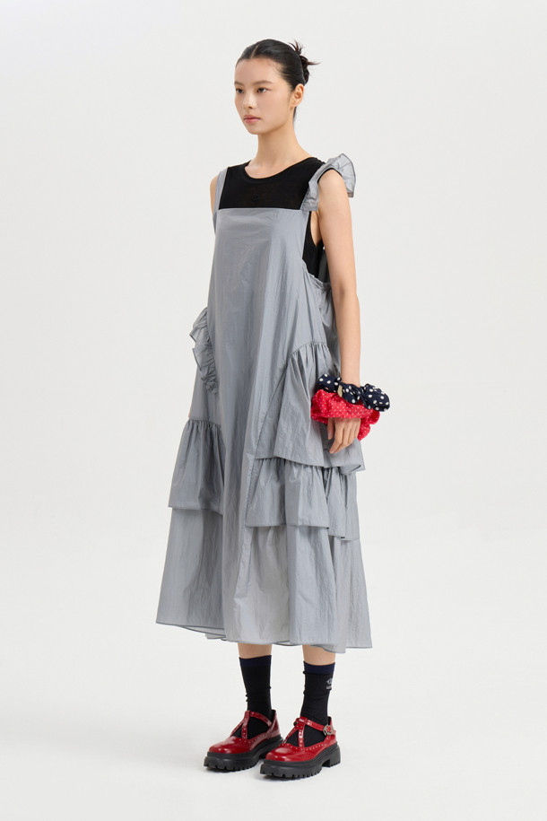 민트 컬러의 [Re-Order] 러플 포인트 민소매 롱 드레스입니다. 부드러운 나일론 소재로 제작되어 은은한 광택감이 돋보이며, 루즈핏 플레어 디자인으로 우아한 실루엣을 연출합니다. 비대칭 프릴 디테일과 어깨 비죠 장식이 여성스러운 포인트를 더하고, 끈 길이 조절이 가능하여 편안하게 착용할 수 있습니다. 데이트룩, 여행룩, 휴가룩 등 다양한 TPO에 클래식, 미니멀, 로맨틱 스타일로 연출해보세요. 봄, 여름 시즌에 어울리는 롱 원피스로, 당신의 스타일을 한층 더 돋보이게 해줄 것입니다.
