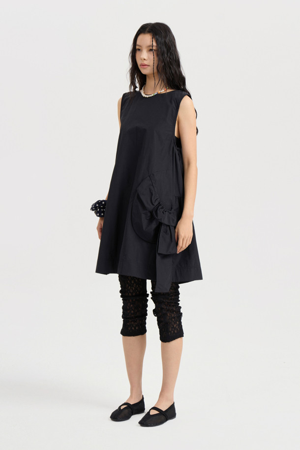 A 라인 미니 드레스 (블랙)는 여성스러운 실루엣을 연출하는 A라인 핏의 미니 원피스입니다. 봄, 여름, 가을 세 계절 모두 활용 가능하며, 데이트룩, 동네 마실룩, 카페룩 등 다양한 TPO에 적합합니다. 캐주얼, 미니멀, 스트리트 스타일을 모두 아우르는 디자인으로, 무지 패턴의 블랙 컬러가 시크한 매력을 더합니다. 나일론 소재로 제작되어 편안한 착용감을 선사하며, 민소매 디자인으로 시원하게 입을 수 있습니다. 포켓 디테일과 레이어드 연출이 가능하며, 워싱 가공을 거쳐 자연스러운 분위기를 자아냅니다.
