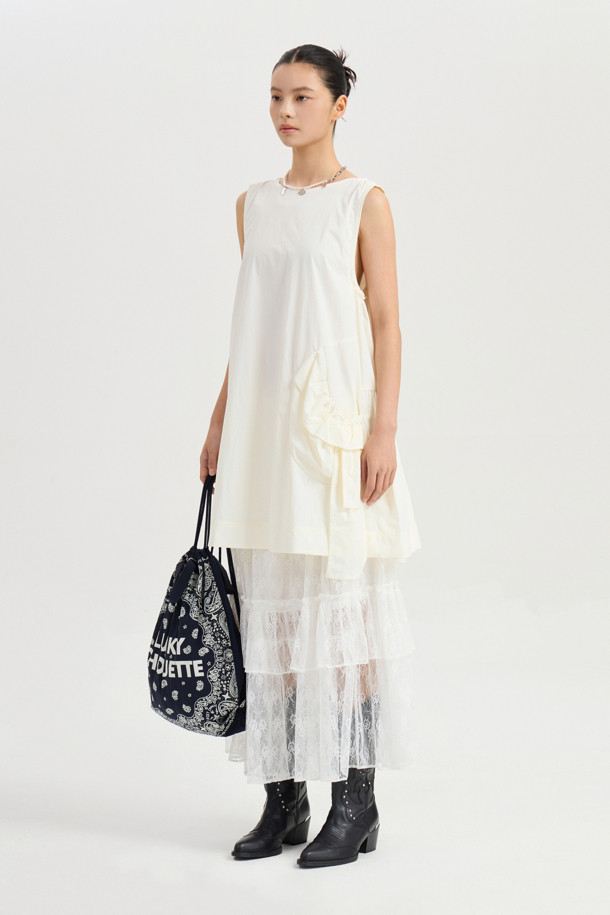 A 라인 미니 드레스 (아이보리)는 크리에이티브하며 클래식한 감성을 선사하는 여성용 캐주얼 원피스입니다. 나일론 혼방 소재로 제작되어 워싱감 있는 촉감을 느낄 수 있으며, A라인 핏과 미니 기장으로 여성스러운 실루엣을 연출합니다. 라운드넥과 민소매 디자인으로 시원하고 활동적인 느낌을 주며, 포켓 디테일이 실용성을 더합니다. 데이트룩, 카페룩, 쇼핑룩 등 다양한 TPO에 맞춰 클래식, 미니멀, 캐주얼 스타일을 완성해보세요. 안감은 IVX에 있으며, 단독 또는 레이어드하여 다양한 스타일을 연출할 수 있습니다.
