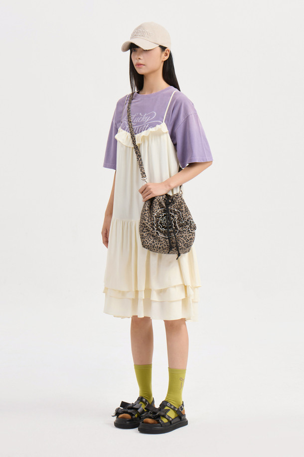 프릴 디테일 슬립 드레스 (light beige)는 모달 소재로 제작되어 부드러운 촉감이 특징인 여성용 슬립 원피스입니다. 은은한 라이트 베이지 컬러의 무지 디자인으로, 얇고 가벼운 두께감 덕분에 봄, 여름 시즌에 시원하게 착용할 수 있습니다. 어깨끈 조절이 가능하며, 셔링 & 프릴 디테일로 페미닌한 무드를 더했습니다. 데이트룩, 카페룩, 휴가룩 등 다양한 TPO에 미니멀, 로맨틱, 리조트 스타일로 연출해보세요. 루즈핏으로 편안하면서도 여성스러운 실루엣을 선사합니다.
