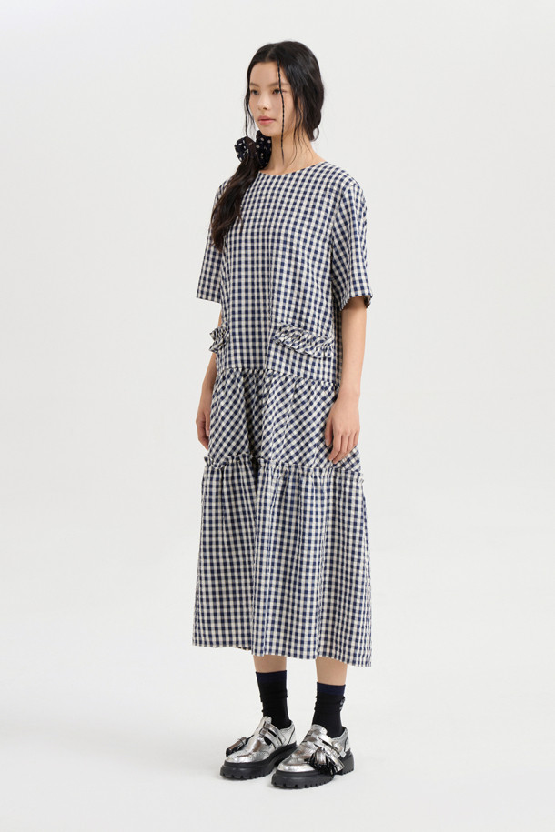 [Re-Order] Frill Colored Half Sleeve Long Dress (navy)는 시원한 촉감의 네이비 컬러 원피스로, 여름철 캐주얼 스타일을 연출하기에 좋습니다. 라운드넥에 A라인 핏, 반소매 맥시 기장으로 편안하면서도 여성스러운 실루엣을 선사합니다. 양쪽 포켓과 셔링 디테일, 뒷넥 배색 리본으로 포인트를 더했으며, 안감이 있어 비침 걱정 없이 착용 가능합니다.
