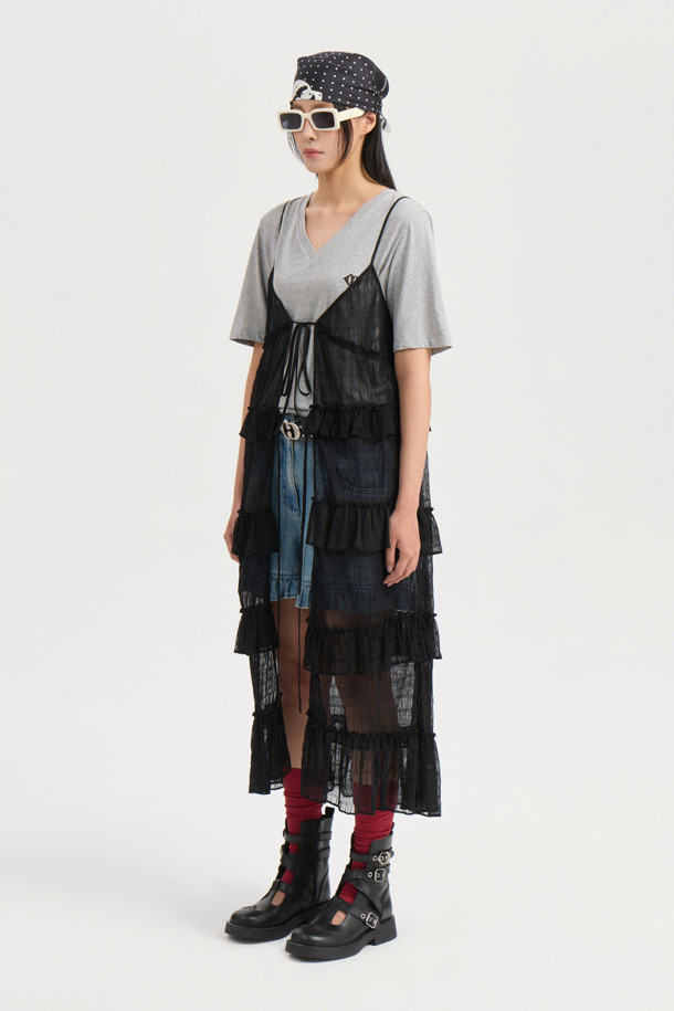 [Re-Order] Sleeveless Frill Dress (black)는 시폰과 레이스 소재로 부드러운 촉감과 얇은 두께감이 특징인 여성 레이어드 원피스입니다. 블랙 컬러의 무지 디자인에 브이넥, 루즈핏, 민소매, 티어드 치마타입으로 시원하고 캐주얼한 스타일을 연출하며, 러플 디테일, 비대칭 디자인, 시스루 스타일로 포인트를 더했습니다. 봄, 여름, 가을 계절에 데일리룩으로 활용하기 좋습니다.
