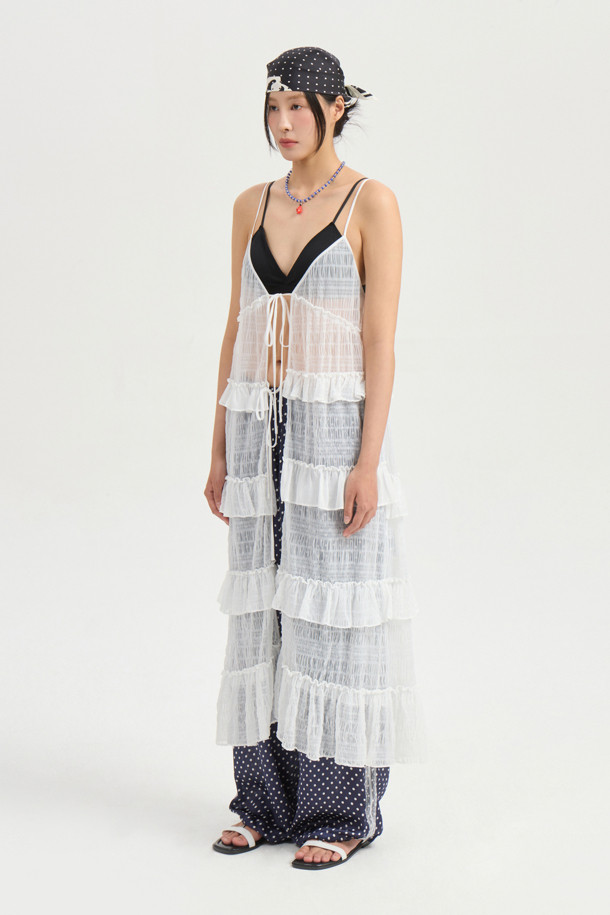 화이트 컬러의 [Re-Order] Sleeveless Frill Dress는 여름을 위한 데일리 및 캐주얼 스타일의 슬리브리스 프릴 드레스입니다. 부드러운 레이스 소재에 도트 패턴이 더해져 여성스러운 무드를 자아내며, 루즈핏 A라인 실루엣과 얇은 두께감으로 시원하게 착용할 수 있습니다. 비대칭 셔링 및 프릴 디테일, 레이어드 스타일링이 가능한 디자인으로, 다양한 스타일 연출이 용이합니다.
