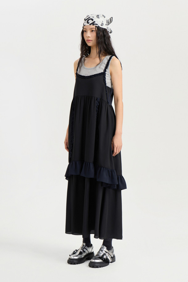 Coloration 프릴 레이어링 드레스 (블랙)는 유니크하고 캐주얼한 스타일을 연출하는 여성용 레이어드 원피스입니다. 부드러운 폴리 크레이프 소재로 제작되어 깔끔한 촉감을 선사하며, A라인 치마 핏으로 편안한 착용감을 제공합니다. 라운드넥과 민소매 디자인으로 시원하며, 블랙 컬러에 러플 디테일과 컬러 배색이 포인트로 더해져 세련된 느낌을 줍니다. 데이트룩이나 카페룩에 적합하며, 캐주얼, 미니멀, 시크한 스타일을 즐기는 분들께 추천합니다. 옆 지퍼 디테일로 편안하게 착용할 수 있습니다.
