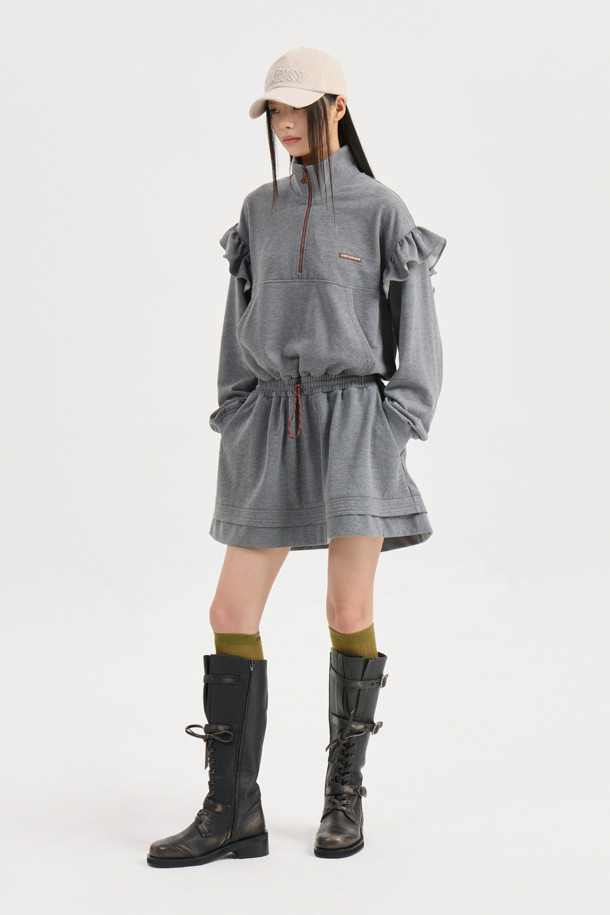 멜란지 그레이 색상의 숄더 러플 하이넥 원피스입니다. 부드러운 쮸리 소재로 제작되어 편안한 착용감을 선사하며, 루즈핏으로 활동성을 높였습니다. 어깨 러플 디테일과 허리 스트링, 스커트 밑단 레이어드가 디자인의 특징이며, 레터링 와펜으로 포인트를 더했습니다. 하이넥 디자인과 긴 소매, 미니 기장으로 캐주얼하면서도 스포티한 느낌을 연출하며, 동네 마실룩이나 데이트룩에 적합합니다. 허리 스트링으로 실루엣 조절이 가능하며, 오버 니삭스와 운동화를 매치하여 스타일리시하게 연출해보세요.
