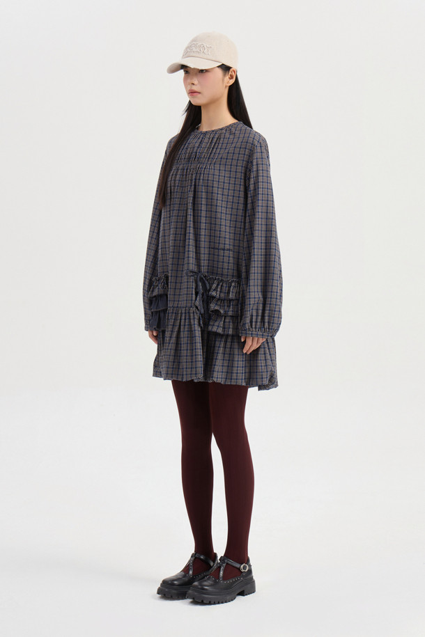 포켓 포인트 체크 미디 드레스 (멀티 컬러)는 페미닌하고 유니크한 매력을 선사하는 여성용 미디 원피스입니다. 데님 소재의 체크 패턴으로 클래식하면서도 로맨틱한 스타일을 연출하며, 긴 소매와 여유로운 핏으로 편안함을 더했습니다. 앞뒤 가슴 셔링 디테일과 포켓, 리본 장식으로 포인트를 더했으며, 뒤 중심 지퍼로 간편하게 착용할 수 있습니다. 데이트룩, 카페룩, 모임룩 등 다양한 TPO에 활용 가능한 스마트 캐주얼 스타일의 원피스입니다.
