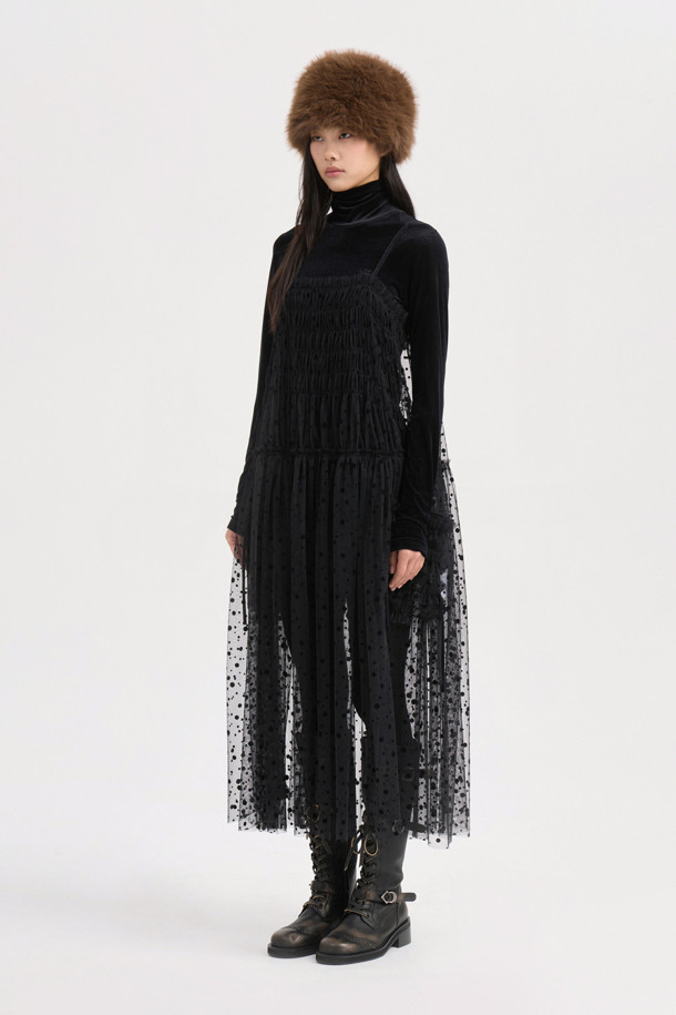 도트 플로킹 슬립 드레스 (블랙)는 부드러운 벨벳 소재에 도트 무늬가 더해져 우아하고 로맨틱한 분위기를 연출하는 슬립 원피스입니다. 스퀘어 넥과 민소매 디자인으로 여성스러운 실루엣을 강조하며, 셔링 및 프릴 디테일이 섬세함을 더합니다. 벨벳 테이프 장식과 여유 있는 루즈핏으로 편안하면서도 세련된 스타일을 완성합니다. 데이트룩, 모임룩 또는 파티룩에 활용하여 특별한 날을 더욱 돋보이게 할 수 있습니다. 봄, 여름, 가을 계절에 활용 가능하며 클래식, 미니멀 스타일을 즐겨 입는 고객에게 추천합니다.
