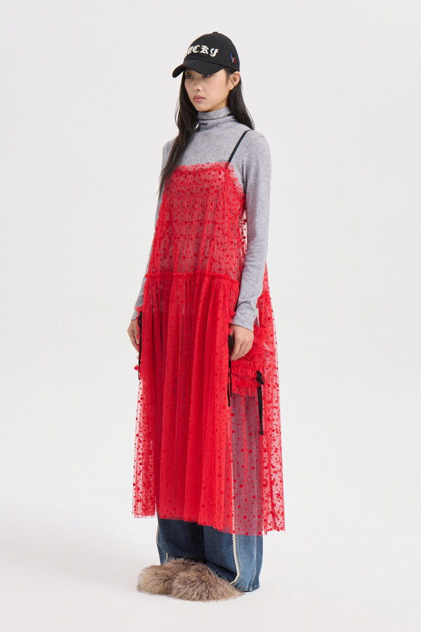 도트 플로킹 슬립 드레스 (레드)는 여성스러운 매력을 극대화하는 슬립 원피스입니다. 얇은 두께감과 루즈핏으로 편안한 착용감을 선사하며, 봄, 여름 시즌에 적합합니다. 셔링, 프릴 디테일과 벨벳 테이프 장식, 플레어 치마 라인이 페미닌한 무드를 더합니다. 스트랩 넥 라인과 민소매 디자인으로 시원함을 강조하며, 데이트룩, 휴가룩, 모임룩 등 다양한 TPO에 로맨틱하고 클래식한 스타일을 연출할 수 있습니다. 여유로운 실루엣과 도트 패턴이 세련된 느낌을 주는 이 원피스로 당신만의 스타일을 완성해 보세요.
