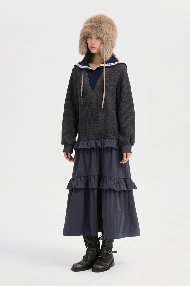 **마테리얼 믹스 세일러 롱 드레스 (멀티 컬러)**는 니트와 우븐 소재의 믹스 매치로 제작되어 부드러운 촉감과 따뜻함을 선사합니다. 세일러 칼라와 꽈배기 패턴, 배색 스트라이프 디테일이 캐주얼하면서도 걸리시한 분위기를 연출합니다. 루즈핏 A라인 실루엣에 긴 소매 기장과 두꺼운 두께감으로 가을, 겨울 시즌 데이트룩, 모임룩으로 활용하기 좋습니다. 다양한 멀티 컬러 배색으로 포인트를 더해 클래식한 스타일까지 소화 가능한 매력적인 세일러 원피스입니다.
