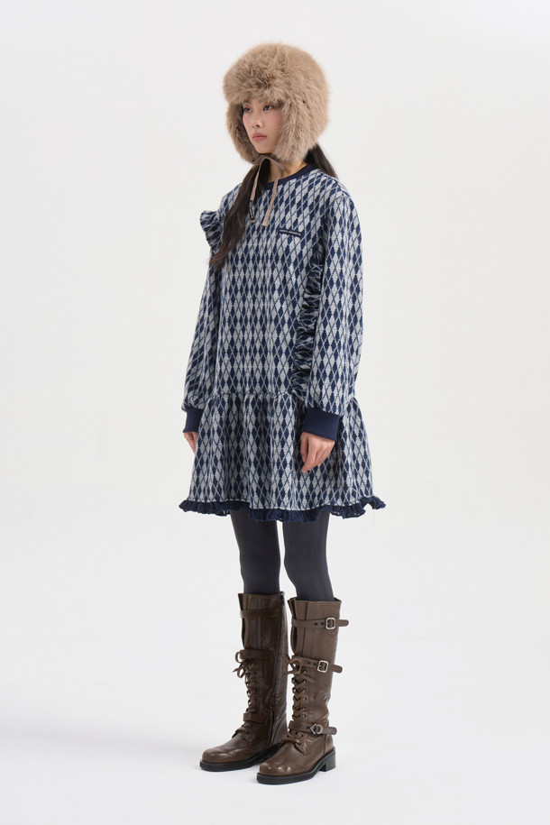 네이비 컬러의 아가일 패턴 프릴 원피스입니다. 부드러운 기모 소재로 제작되어 겨울에도 따뜻하게 착용 가능하며, 루즈핏 A라인 실루엣으로 편안함을 더했습니다. 라운드넥 디자인에 프릴 장식과 배색 프릴 디테일이 여성스러운 분위기를 연출합니다. 데이트룩, 모임룩, 캐주얼, 클래식, 걸리시 스타일 모두 소화 가능한 단독 착용 가능한 원피스입니다.
