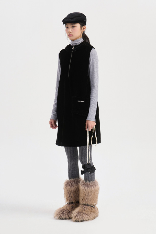 벨벳 후드 미니 원피스 (블랙)는 가을과 겨울, 데이트룩과 연말 모임룩에 어울리는 여성용 미니 원피스입니다. 부드러운 벨벳 소재로 제작되어 따뜻하고 포근한 착용감을 선사하며, A라인 핏으로 편안하면서도 여성스러운 실루엣을 연출합니다. 캐주얼, 스트리트, 미니멀 스타일 모두 소화 가능하며, 후드, 포켓, 러플 디테일과 와펜 장식, 하프 지퍼 여밈으로 포인트를 더했습니다. 민소매 디자인으로 다양한 레이어드 스타일링이 가능하여 활용도가 높습니다.
