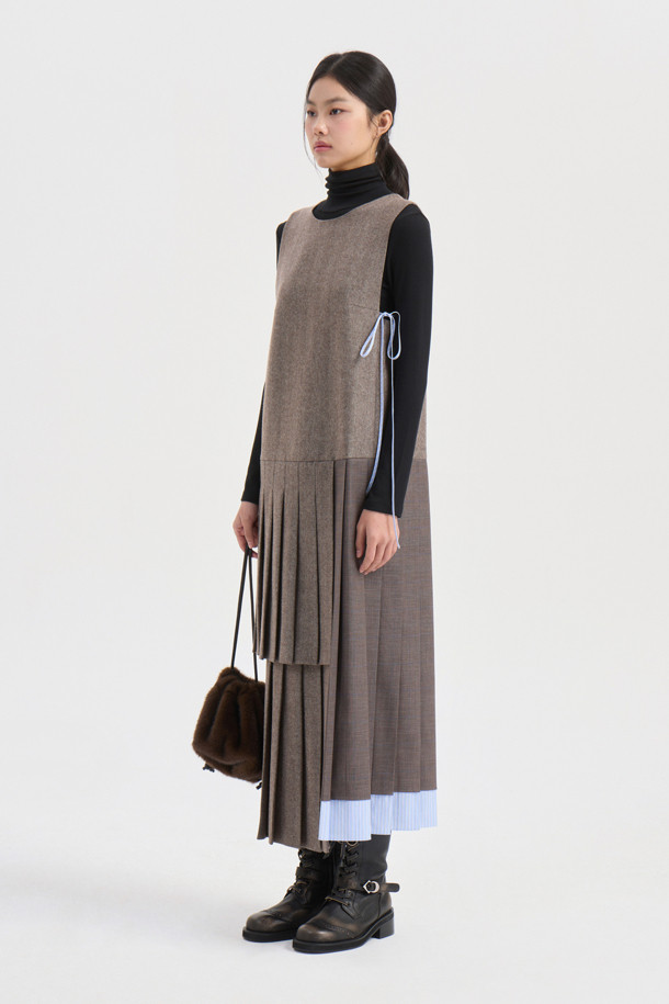 Mix 슬리브리스 롱 드레스 (브라운)는 여성 고객을 위한 가을, 겨울용 슬리브리스 원피스입니다. 울 혼방 소재로 제작되어 따뜻한 착용감을 선사하며, 라운드넥에 슬림핏 일자 실루엣으로 클래식하고 유니크한 스타일을 연출합니다. 체크와 헤링본 패턴이 믹스된 디자인에 언밸런스 주름 디테일, 스트라이프 배색 끈, 어깨 매듭 연출, 밑단 스트라이프 배색 주름 등 다채로운 특징을 더했습니다. 안감은 로고 패턴으로, 지퍼 여밈 방식으로 제작되었으며, 모임룩, 데이트룩, 연말 모임룩에 미니멀하고 시크하게 스타일링하기 좋습니다.
