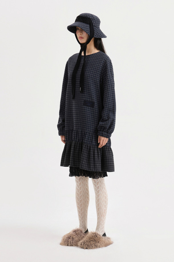 **[Atelier] 컬러드 체크 미니 드레스**는 울 50% 함유된 두꺼운 소재로 제작되어 가을, 겨울에 따뜻하게 착용할 수 있는 여성용 원피스입니다. 클래식하고 유니크한 무드의 멀티 컬러 체크 패턴이 돋보이며, A라인 핏과 미니 기장으로 걸리시한 스타일을 연출합니다. 뒤 중심 지퍼와 아틀리에 자수 장식, 가죽 슬라이더 디테일이 돋보이며, 데이트룩, 모임룩, 겨울 데일리룩 등 다양한 TPO에 활용 가능합니다. 필링(보풀)에 주의하여 관리하면 오랫동안 클래식하고 미니멀한 스타일을 즐길 수 있습니다.
