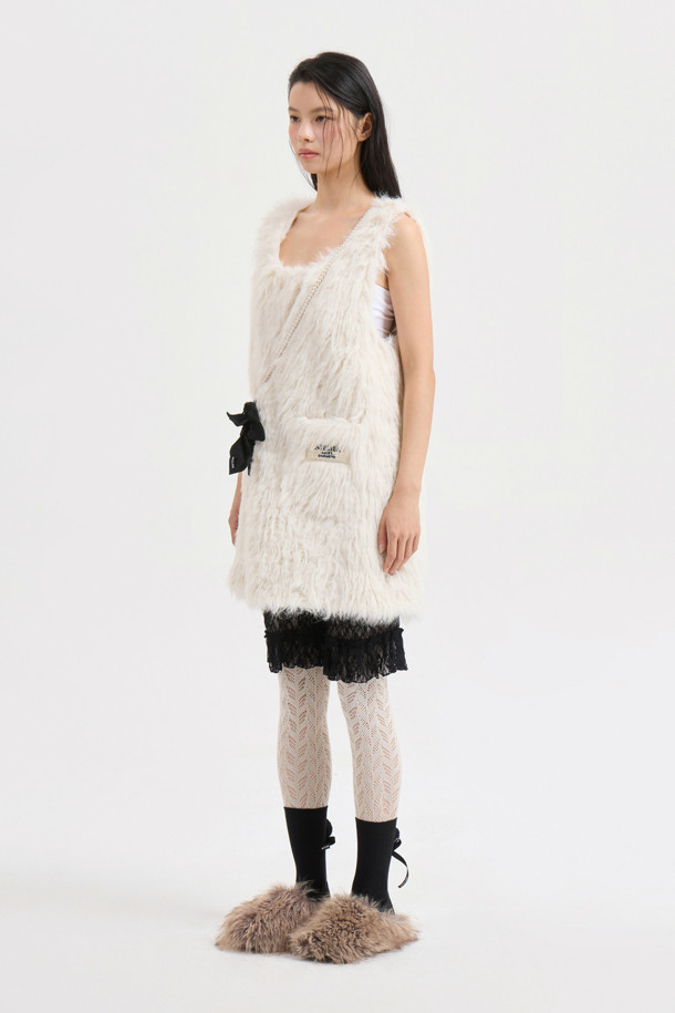 [Atelier] 페이크 퍼 미니 드레스 (ivory)는 여성용으로, 가을과 겨울에 따뜻하고 포근하게 입을 수 있는 캐주얼하고 유니크한 스타일의 원피스입니다. 톤 다운된 아이보리 컬러의 페이크 퍼 소재로 제작되어 부드러운 촉감을 선사하며, A라인 핏과 미니 기장으로 사랑스러운 실루엣을 연출합니다. 라운드넥 디자인에 앞 포켓 아틀리에 자수 장식과 뒷판 아틀리에 로고 테이프 리본, 레이스 디테일이 더해져 고급스러움을 더합니다. 기본 티셔츠와 함께 매치하여 겨울 데일리룩, 데이트룩, 모임룩 등 다양한 TPO에 맞춰 캐주얼, 클래식, 미니멀한 스타일을 연출해보세요.
