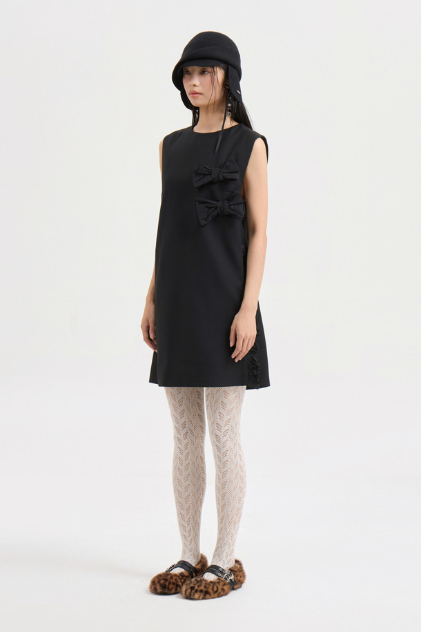 [Atelier] 리본 포인트 미니 드레스 (black)는 여성 고객을 위한 클래식 스타일의 미니 원피스입니다. 울 블렌디드 소재로 제작되어 사계절 내내 착용 가능하며, 슬림핏 일자핏으로 떨어지는 라인이 특징입니다. 블랙 컬러의 무지 디자인에 라운드넥과 민소매 디자인이 시크한 분위기를 연출합니다. 리본 장식과 옆 라인 셔링 디테일이 여성스러움을 더하며, 옆 지퍼로 편안하게 착용할 수 있습니다. 데이트룩, 모임룩, 소개팅룩 등 다양한 TPO에 활용 가능한 하이브리드 스마트 캐주얼 스타일의 원피스입니다. 마찰과 올 뜯김에 주의하여 착용하십시오.
