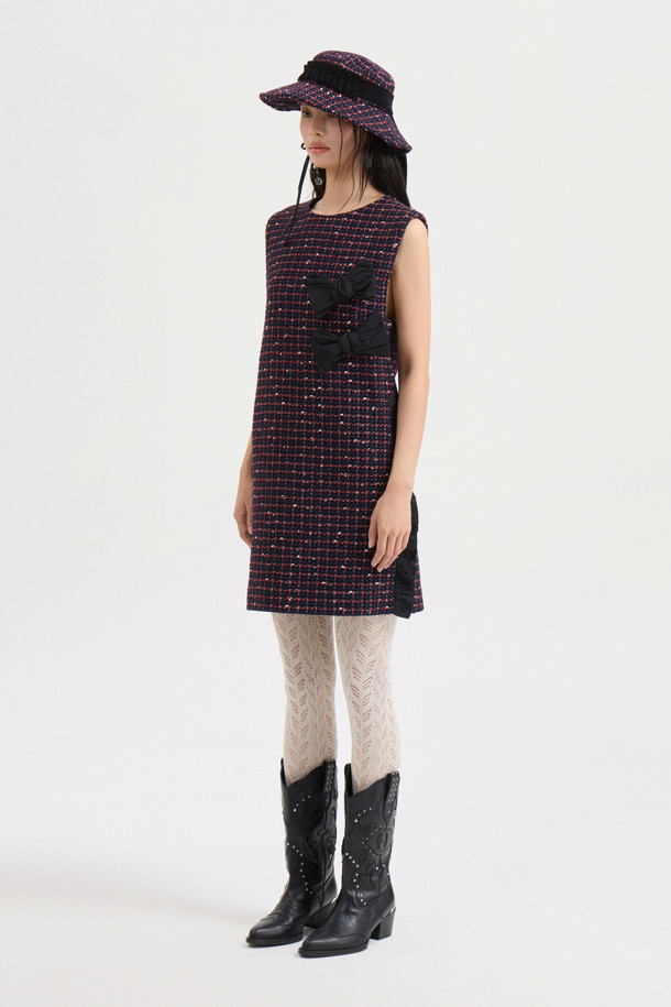 **[Atelier] 리본 포인트 미니 드레스 (navy)**는 가을, 겨울 시즌 엘레강스한 스타일을 연출하는 여성 의류입니다. 울 블렌디드 트위드 소재의 네이비 컬러 체크 패턴으로, 슬림핏 일자핏의 미니 기장 치마 타입입니다. 라운드넥 민소매 디자인이며, 리본 장식과 셔링 디테일, 옆 지퍼로 포인트를 더했습니다. 데이트룩, 모임룩, 연말 모임룩 등 특별한 날, 클래식, 미니멀, 걸리시한 무드로 연출하기 좋습니다. 올뜯김 및 마찰에 주의하여 착용하십시오.
