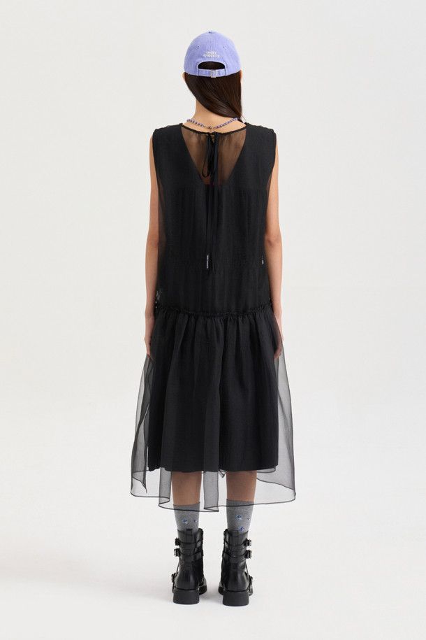 블랙 색상의 Sleeveless Layering Frill Dress (슬리브리스 레이어링 프릴 드레스)입니다. 얇은 두께감의 오간자 소재로 제작되어 봄, 여름 시즌에 시원하게 착용하기 좋습니다. 캐주얼하고 유니크한 무드를 연출하며, 비대칭 셔링 디테일과 레이어드 스타일의 프릴 치마가 특징입니다. 뒤 테이프 장식으로 포인트를 더했으며, 루즈핏으로 편안한 착용감을 선사합니다. 데이트룩, 카페룩, 여행룩 등 다양한 TPO에 맞춰 스타일리시하게 연출할 수 있습니다. 미니멀, 로맨틱, 캐주얼 스타일을 즐겨 입는 여성분들께 추천합니다.
