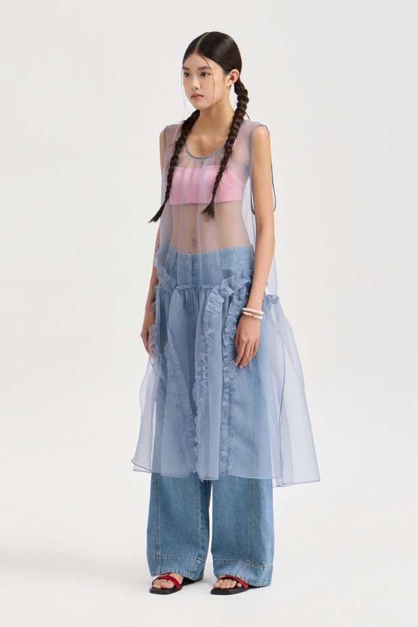 슬리브리스 레이어링 프릴 드레스 (grey)는 오간자 소재의 여성용 민소매 원피스입니다. 비대칭 셔링 디테일과 뒤 테이프 장식이 유니크한 스타일을 연출하며, 얇고 비침이 있는 레이어드 스타일로 시원하게 착용할 수 있습니다. 라운드 넥 디자인에 루즈핏으로 편안함을 더했으며, 봄, 여름 시즌 데이트룩, 카페룩, 여행룩 등 다양한 TPO에 활용하기 좋습니다. 미니멀, 로맨틱, 시크한 무드를 동시에 즐길 수 있는 아이템입니다.
