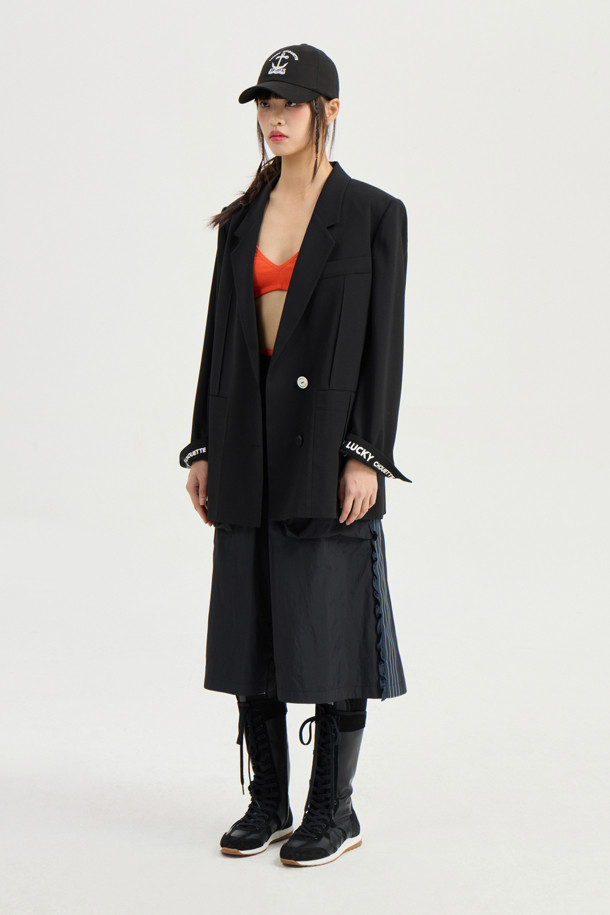 [Re-Order] Pintuck Pocket Single Jacket(black)는 모던하고 클래식한 스타일의 싱글 자켓입니다. TR 소재로 제작되어 얇은 두께감으로 여름에도 시원하게 착용 가능하며, 블랙 컬러에 일자핏으로 어떤 옷에도 잘 어울립니다. 어깨 패드, 빅 아웃포켓, 다트 스티치 디테일, 뒤 중심 슬릿, 제천 벨트, LUCKY 로고 패턴 안감 등 섬세한 디테일이 돋보이는 제품입니다.
